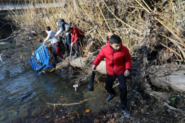 limpieza del río Arga por voluntarios
