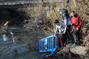 limpieza del río Arga por voluntarios