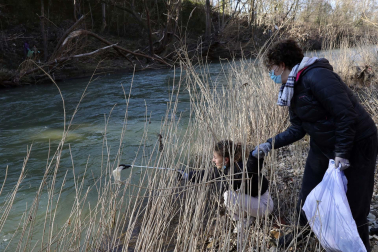 limpieza del río Arga por voluntarios
