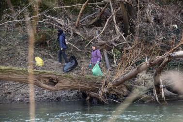 limpieza del río Arga por voluntarios