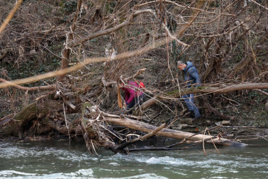limpieza del río Arga por voluntarios