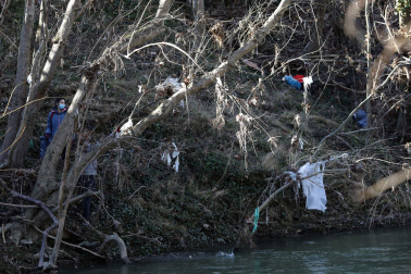 limpieza del río Arga por voluntarios