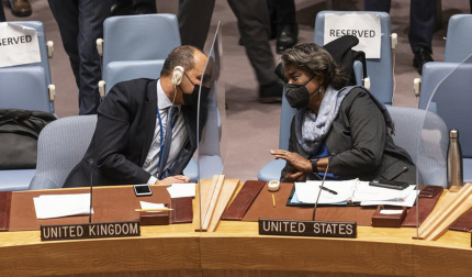 El embajador del Reino Unido James Kariuki y la embajadora de Estados Unidos Linda Thomas-Greenfield hablan durante una reunión del Consejo de Seguridad de las Naciones Unidas sobre Ucrania el 21 de enero de 2022