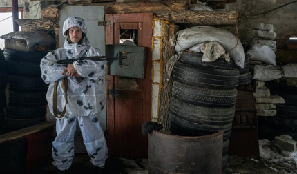 Un soldado ucraniano monta guardia en el exterior de un edificio en Maryinka, Ucrania, el 2 de febrero de 2022