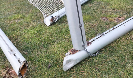Detalle del óxido de las vigas metálicas de la jaula