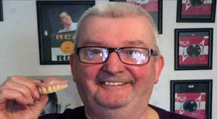 Insólito lo que le ha ocurrido a un ciudadano británico. En 2011 perdió su dentadura postiza en Benidorm y ahora, más de una década después la ha recuperado. El hombre, que ahora tiene 63 años, vino de vacaciones. Una noche bebió demasiado y su dentadura acabó en una papelera. Once años después la han encontrado en un basurero. Tras hacerle una prueba de ADN se la han devuelto por correo postal.