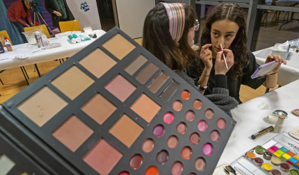 Dos de las participantes, en el taller de maquillaje
