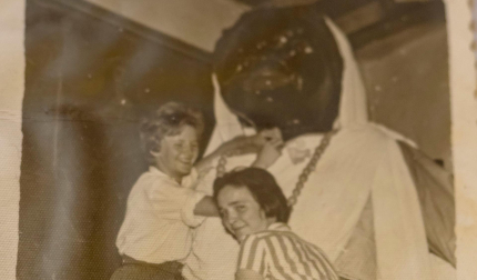 Isabel Garrués y su amiga Rosa Garbayo, a finales de la década de 1950 en el zaguán del Hospital Viejo, una de las sedes de la comparsa y en la que preparan a la reina negra antigua para su salida festiva