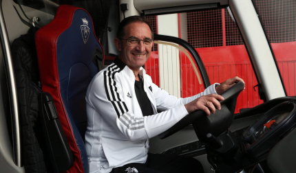 Barrena, en su asiento de trabajo, con el chándal oficial del club