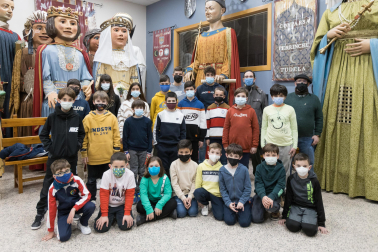 Alumnos y responsables de la Escuela de Bailadores de Gigantes de Perrinche, juntos en el centro
