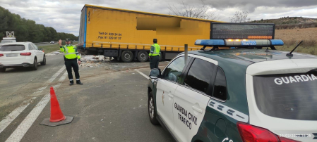 Imagen del camión accidentado en la AP-15