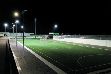 LOS CAMPOS DE ENTRENAMIENTO Una imagen de los dos pequeños campos de entrenamiento que forman parte de la zona deportiva del nuevo complejo con la iluminación instalada -al fondo, la grada del campo principal, que lleva el nombre de Luis Asarta-