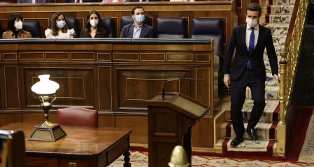El líder popular abandonó el hemiciclo tras interpelar por última vez a Pedro Sánchez