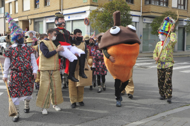 Escolares de Escolapios emulando el desfile de las escobas de fiestas