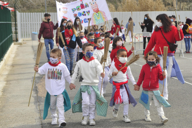 Escolares de Escolapios emulando el desfile de las escobas de fiestas