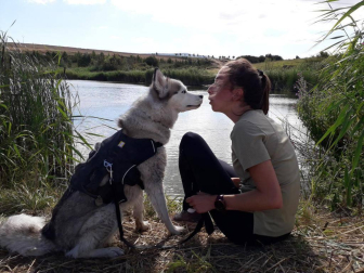 Leyre, con Elur, la ‘husky’ que adoptó en Andorra y de la que es inseparable