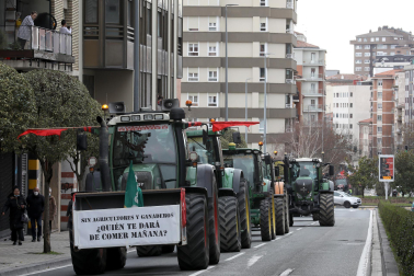Protesta de los agricultores y ganaderos con sus tractores en Pamplona