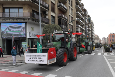 Protesta de los agricultores y ganaderos con sus tractores en Pamplona