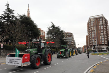 Protesta de los agricultores y ganaderos con sus tractores en Pamplona