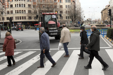 Protesta de los agricultores y ganaderos con sus tractores en Pamplona