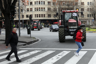 Protesta de los agricultores y ganaderos con sus tractores en Pamplona