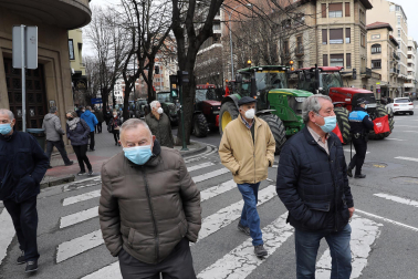 Protesta de los agricultores y ganaderos con sus tractores en Pamplona