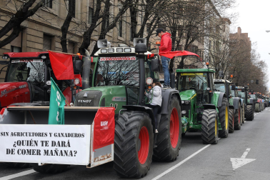 Protesta de los agricultores y ganaderos con sus tractores en Pamplona