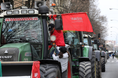 Protesta de los agricultores y ganaderos con sus tractores en Pamplona