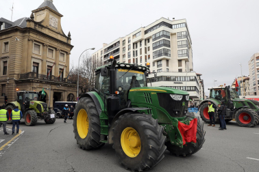 Protesta de los agricultores y ganaderos con sus tractores en Pamplona