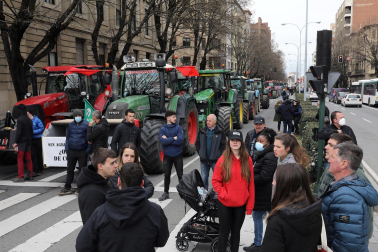 Protesta de los agricultores y ganaderos con sus tractores en Pamplona