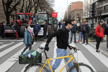 Protesta de los agricultores y ganaderos con sus tractores en Pamplona