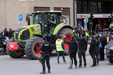 Protesta de los agricultores y ganaderos con sus tractores en Pamplona