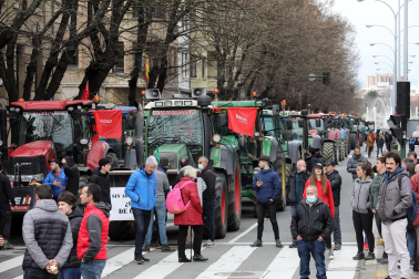 Protesta de los agricultores y ganaderos con sus tractores en Pamplona
