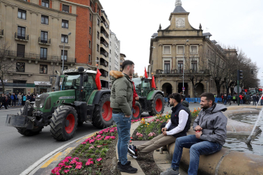 Protesta de los agricultores y ganaderos con sus tractores en Pamplona