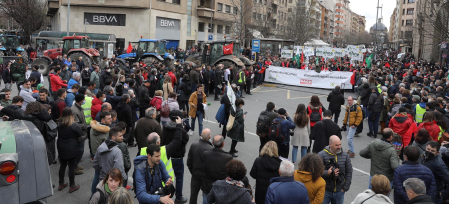 Protesta de los agricultores y ganaderos con sus tractores en Pamplona