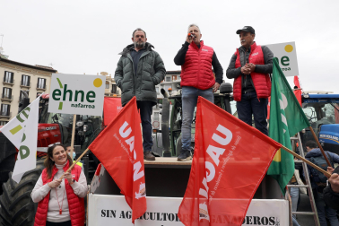 Protesta de los agricultores y ganaderos con sus tractores en Pamplona