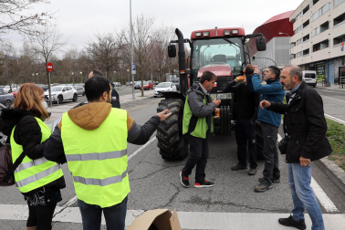 Protesta de los agricultores y ganaderos con sus tractores en Pamplona