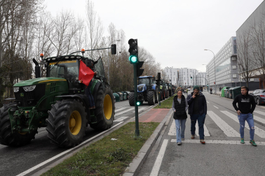 Protesta de los agricultores y ganaderos con sus tractores en Pamplona
