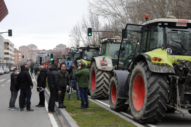 Protesta de los agricultores y ganaderos con sus tractores en Pamplona
