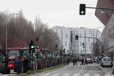 Protesta de los agricultores y ganaderos con sus tractores en Pamplona