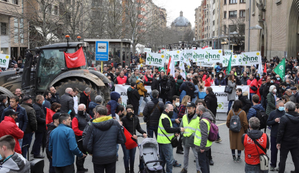 Protesta de los agricultores y ganaderos con sus tractores en Pamplona