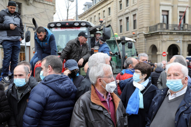 Protesta de los agricultores y ganaderos con sus tractores en Pamplona