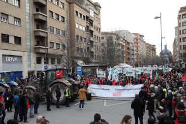 Protesta de los agricultores y ganaderos con sus tractores en Pamplona