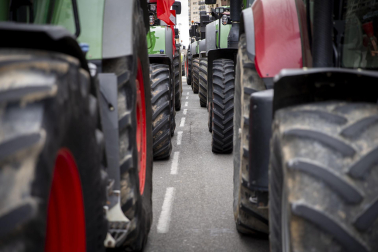 Protesta de los agricultores y ganaderos con sus tractores en Pamplona