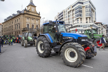Protesta de los agricultores y ganaderos con sus tractores en Pamplona