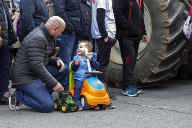 Protesta de los agricultores y ganaderos con sus tractores en Pamplona