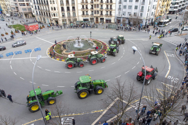 Protesta de los agricultores y ganaderos con sus tractores en Pamplona