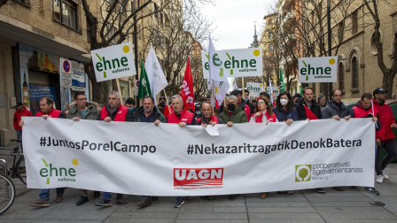 Protesta de los agricultores y ganaderos con sus tractores en Pamplona