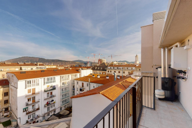 Impresionantes áticos dúplex en Carlos III