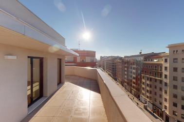 Impresionantes áticos dúplex en Carlos III